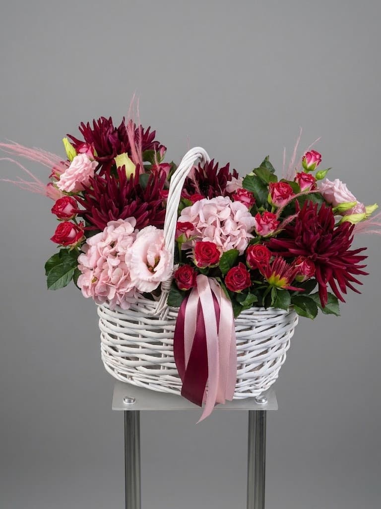 Burgundy & Blush Basket — Grozi, LZ Flowers Rēzekne