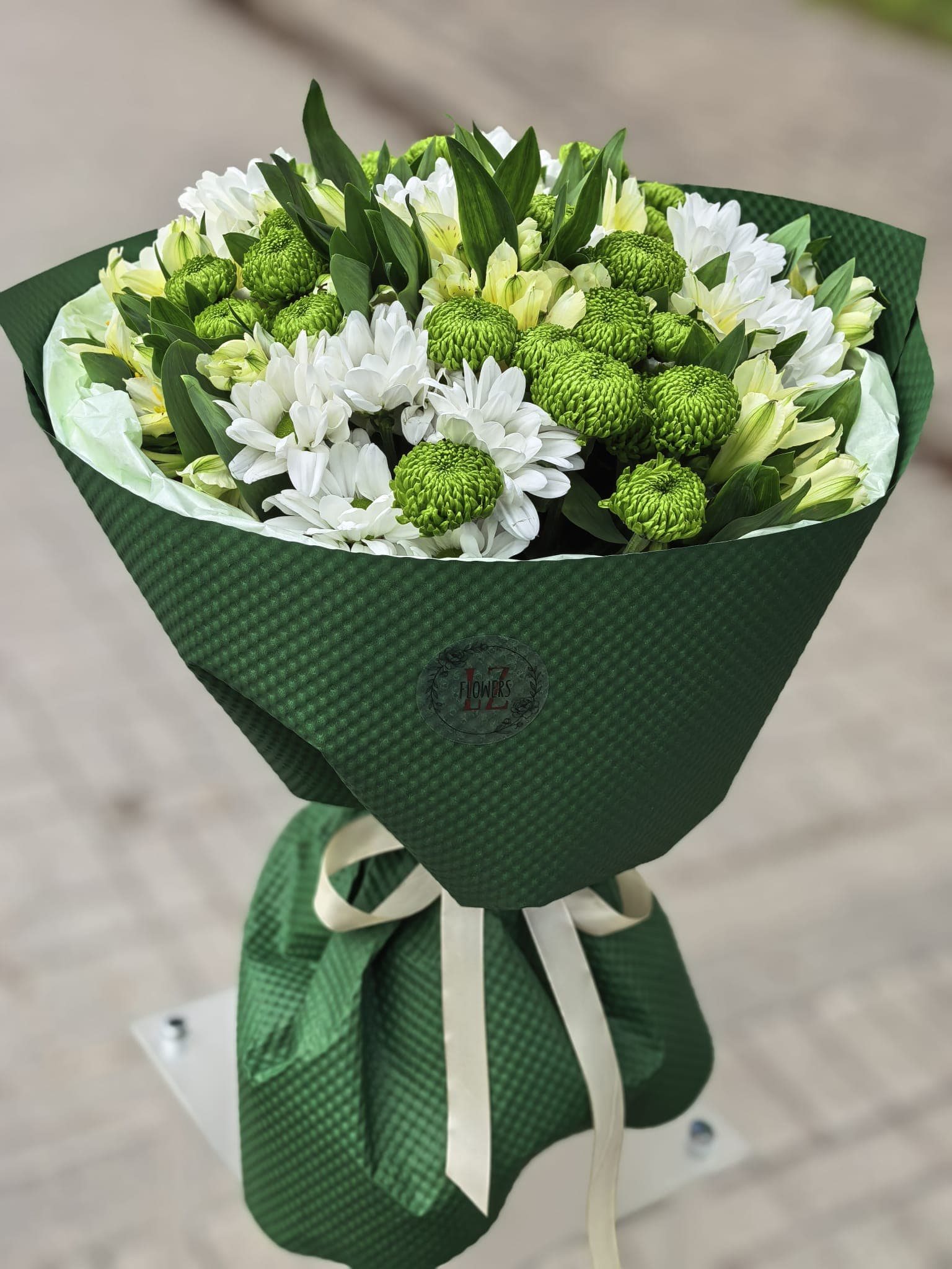 Florists veido ziedu pušķi ar rokām LZ Flowers darbnīcā Rēzeknē